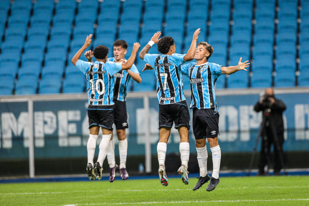 Futuro em azul, preto e branco: sub-17 do Grêmio encanta e deixa torcedor sonhar alto