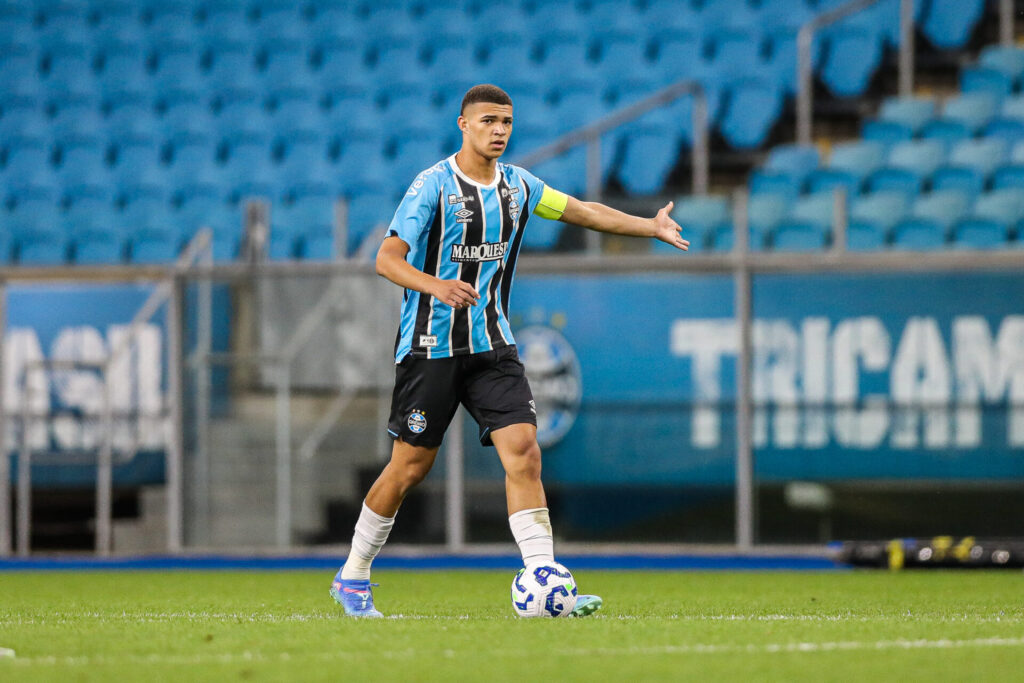 Futuro em azul, preto e branco: sub-17 do Grêmio encanta e deixa torcedor sonhar alto