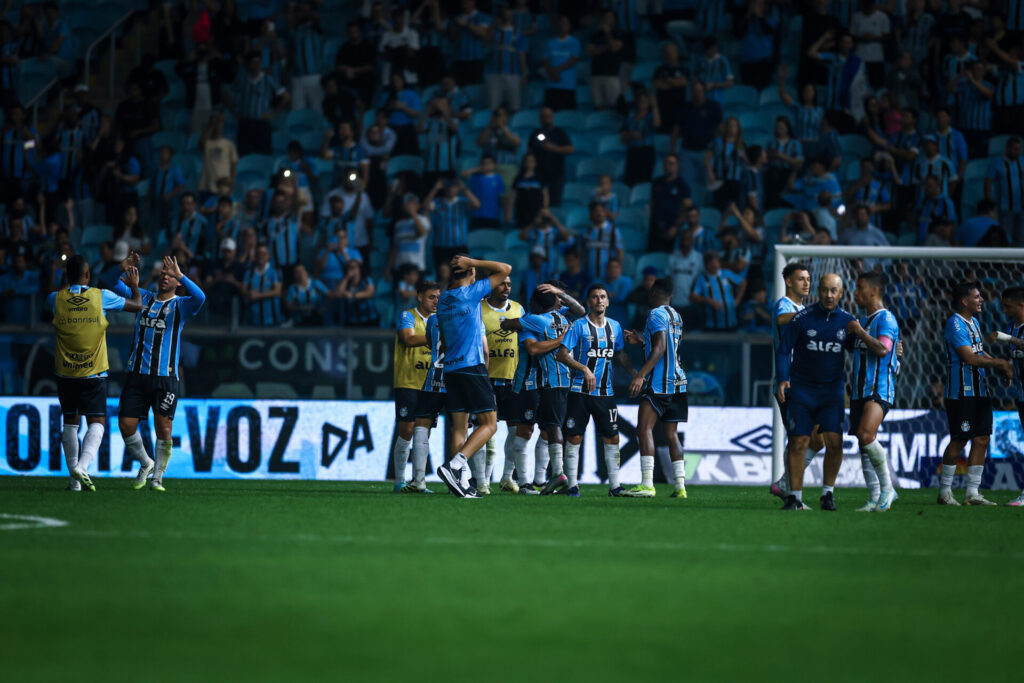 Alex Bagé exalta jogador escanteado pelo Grêmio: "Mudou a dinâmica do jogo"