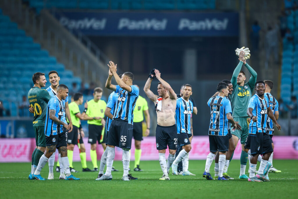 Alex Bagé exalta jogador escanteado pelo Grêmio: "Mudou a dinâmica do jogo"