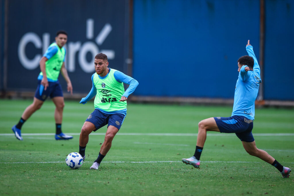 Debaixo de chuva, Grêmio intensifica preparação para encarar o Corinthians em São Paulo