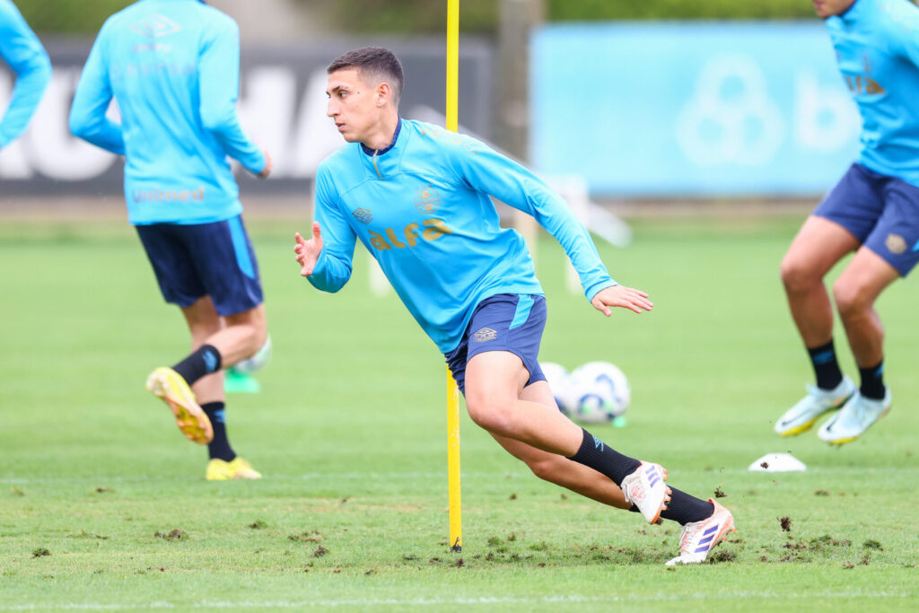 Debaixo de chuva, Grêmio intensifica preparação para encarar o Corinthians em São Paulo