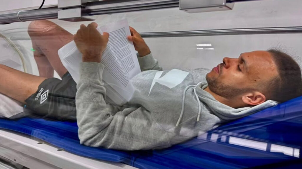 ‘Tô voltando!’: atacante do Grêmio anima torcida ao mostrar bastidores da recuperação