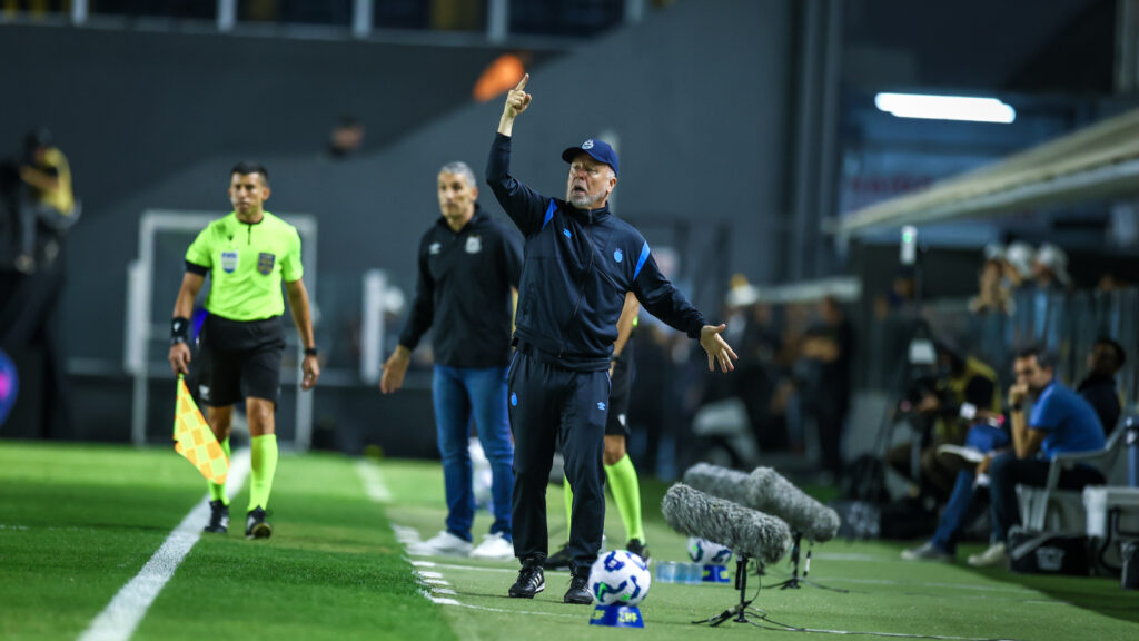 Gol anulado gera polêmica em Santos x Grêmio e especialista aponta erro grave da arbitragem