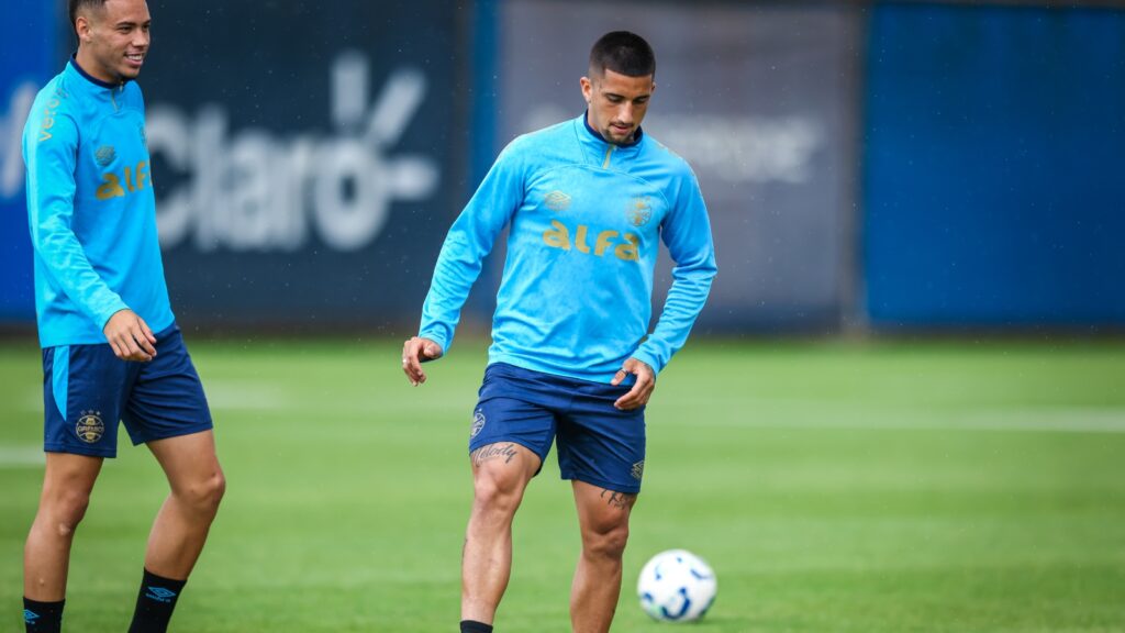 Dirigente uruguaio “solta uma bomba” sobre chegada de atacante do Grêmio ao Nacional: "morre de vontade"