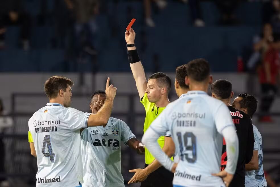 CBF libera áudios do VAR sobre expulsão de Kannemann e gera reação do Grêmio no STJD