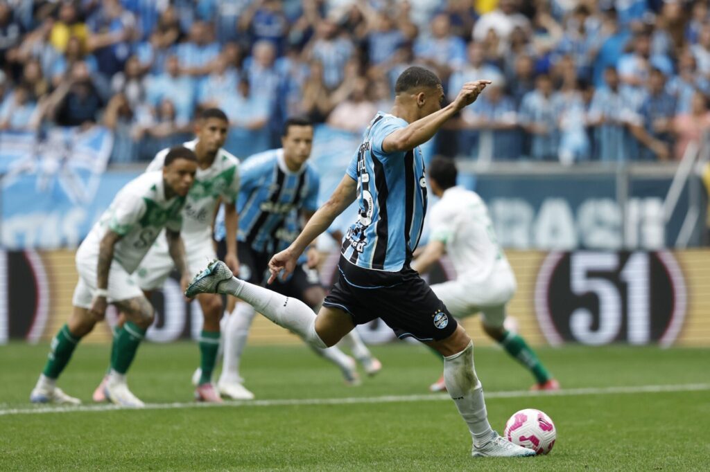 Com 'HAT-TRICK' de Carlos Vínicos Grêmio vence o Juventude na Arena