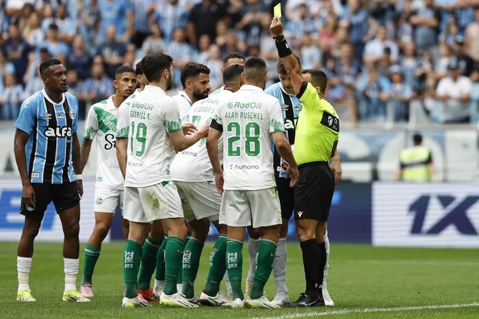 Ex-árbitro contesta pênalti assinalado para o Grêmio e vê lance como “disputa normal de jogo”