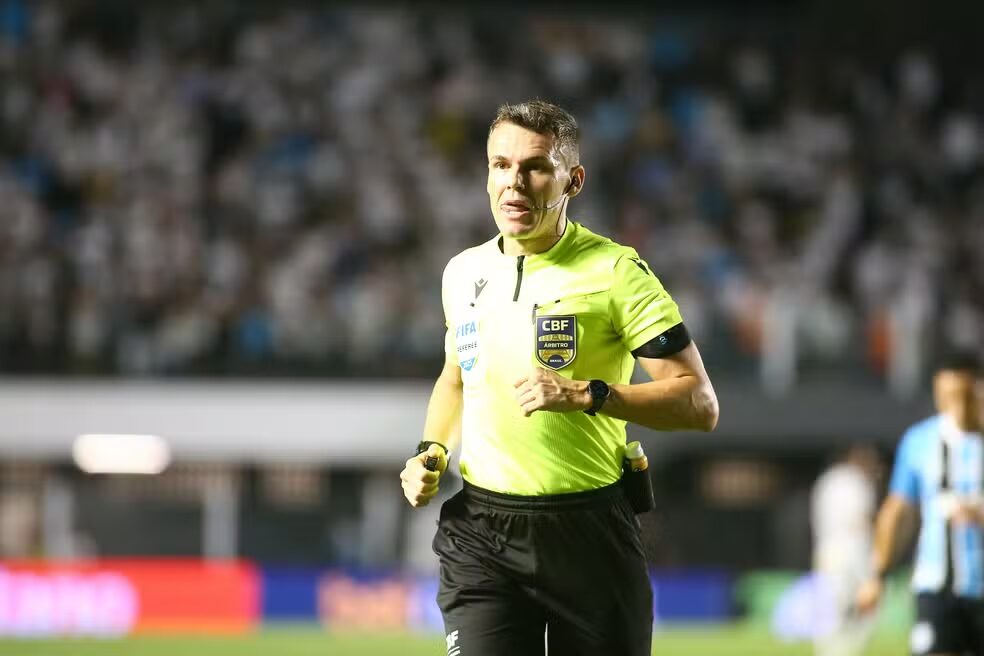 VAR anula gol de Alysson do Grêmio na Vila Belmiro e provoca críticas à arbitragem