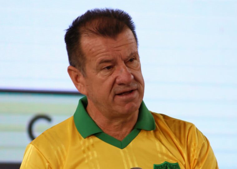 Dunga reaparece no CT do Grêmio e troca experiências com Mano Menezes e direção tricolor