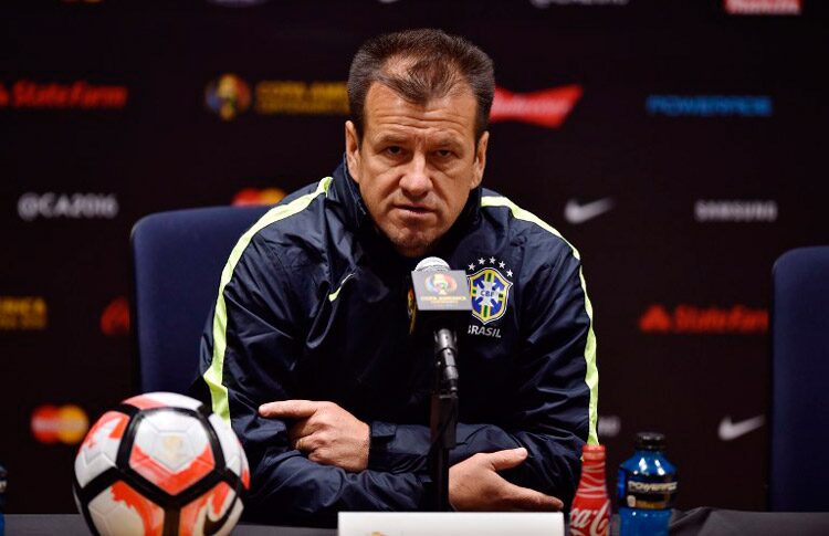 Dunga reaparece no CT do Grêmio e troca experiências com Mano Menezes e direção tricolor