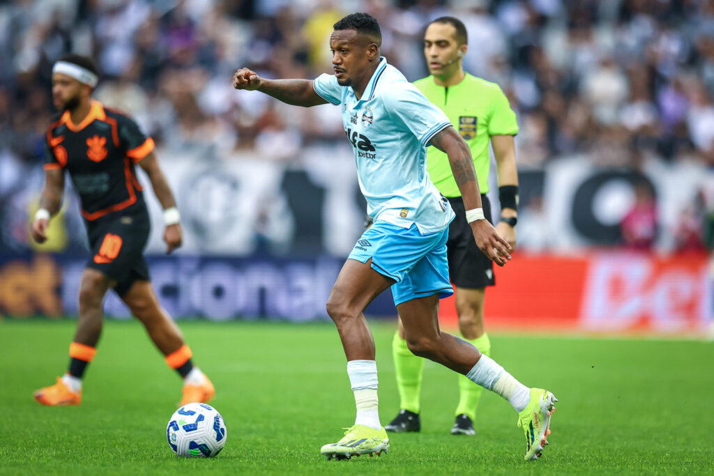 Mano Menezes perde a paciência e aponta erros que afastam o Grêmio do G-6