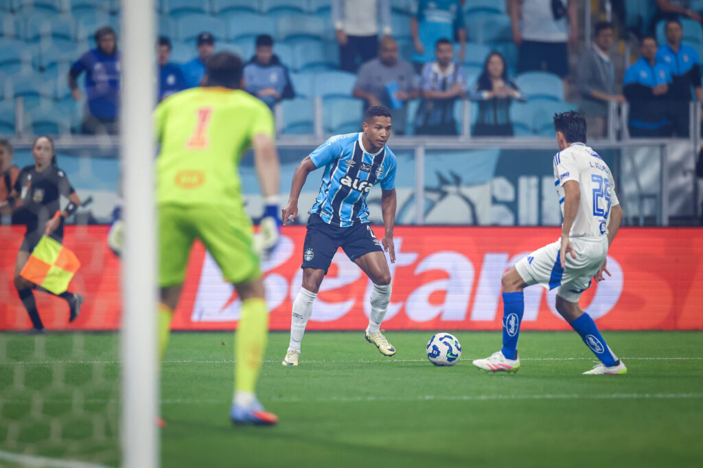 Mano Menezes cobra ‘maturidade’ e alerta: Grêmio precisa reagir antes que seja tarde
