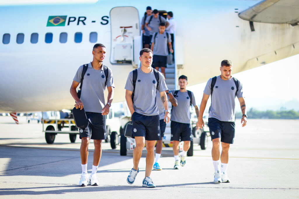 Grêmio encara noite de decisão no Rio e tenta virar a chave longe de casa