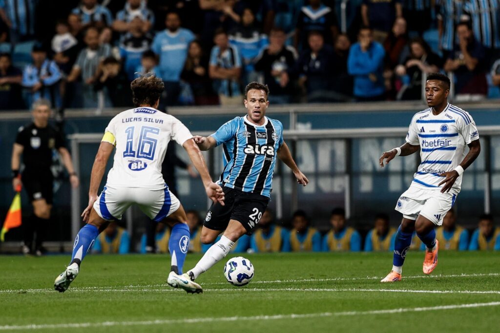 Grêmio tropeça diante do Cruzeiro e acende alerta: Tricolor fica a seis pontos do Z-4