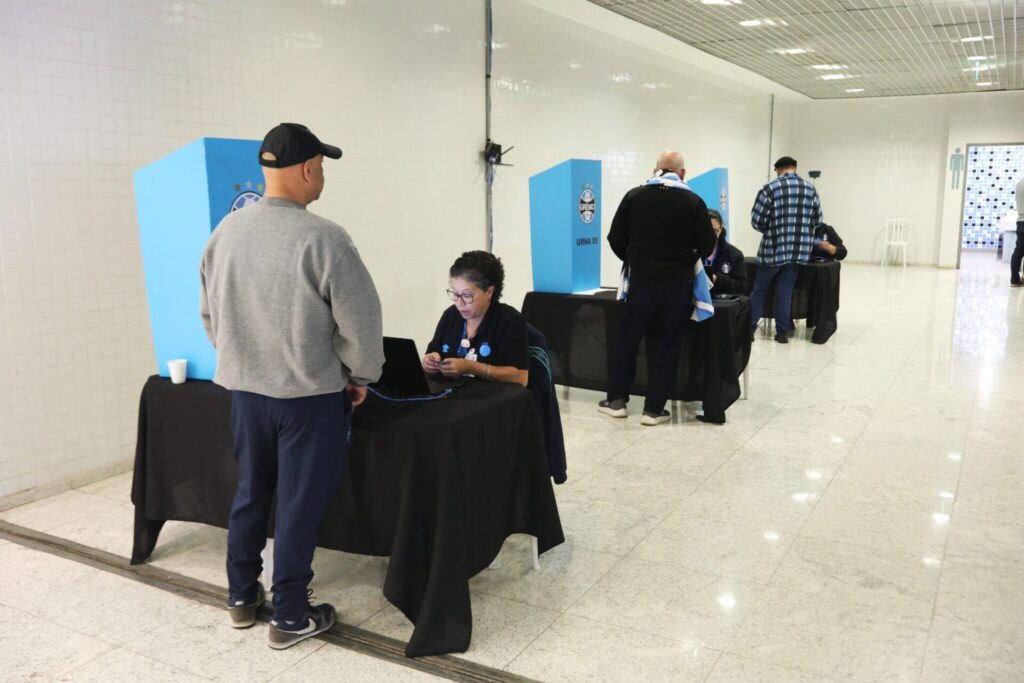 “Tá dividido!” — Torcida do Grêmio se inflama na disputa entre Caleffi e Odorico pela presidência