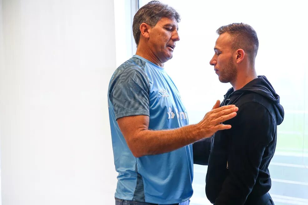 Arthur do Grêmio relembra ídolos, provoca debate e cita treinador que mais o marcou: "Aprendi demais"