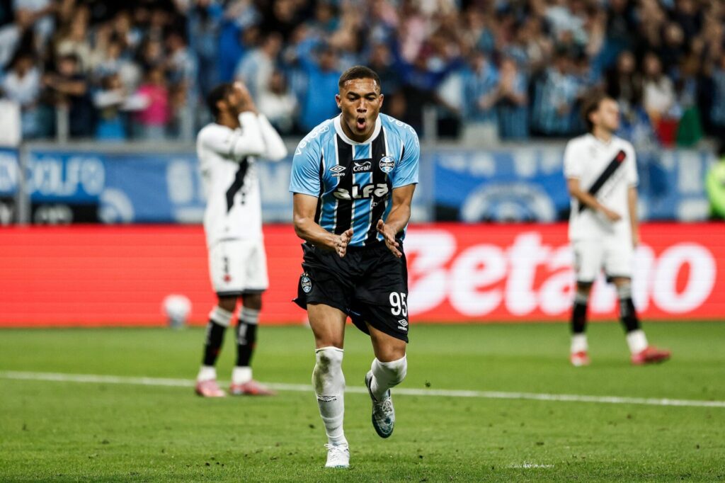 Grêmio vence o Vasco por 2 a 0 e se aproxima do G-8 do Brasileirão