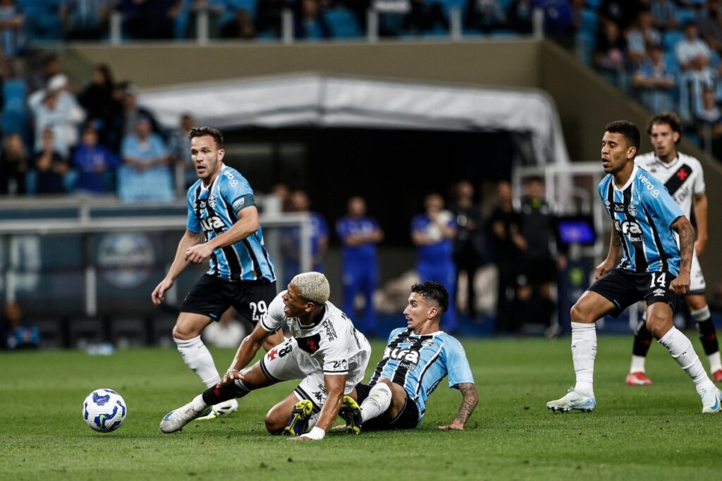 Grêmio vence o Vasco por 2 a 0 e se aproxima do G-8 do Brasileirão