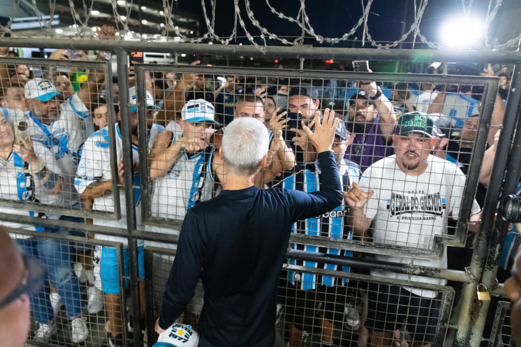 Luís Castro chega com festa e promete “dar tudo” por uma nova era no Grêmio