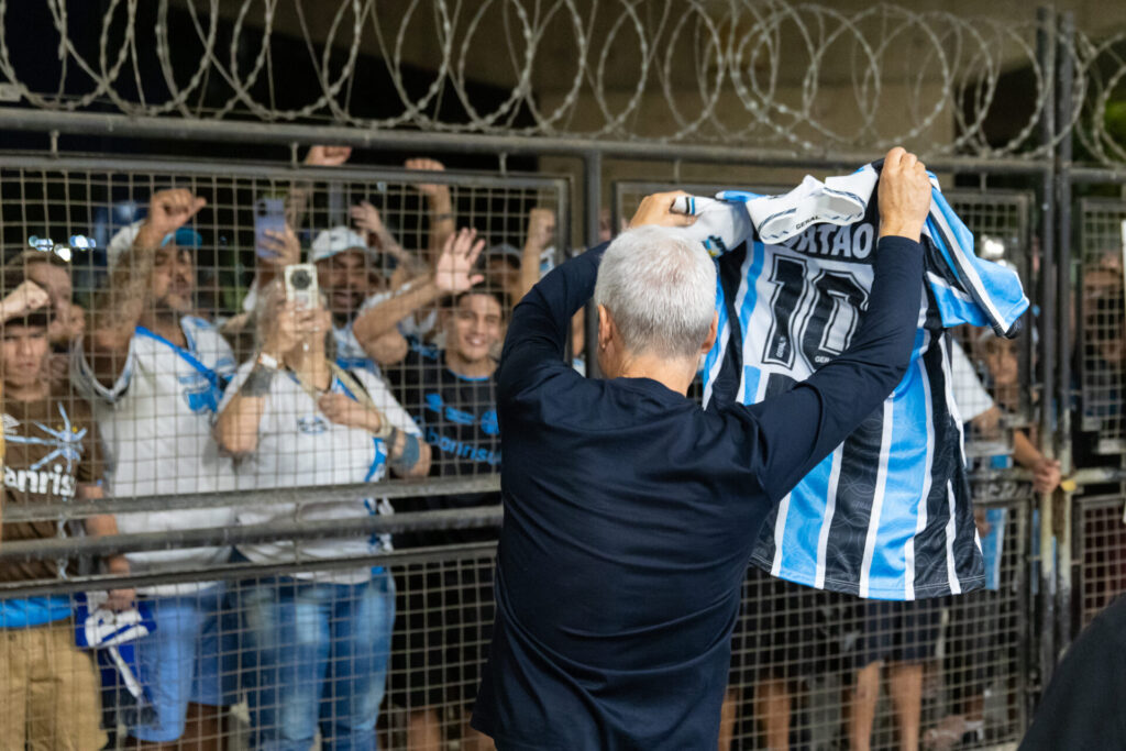 Luís Castro chega com festa e promete “dar tudo” por uma nova era no Grêmio