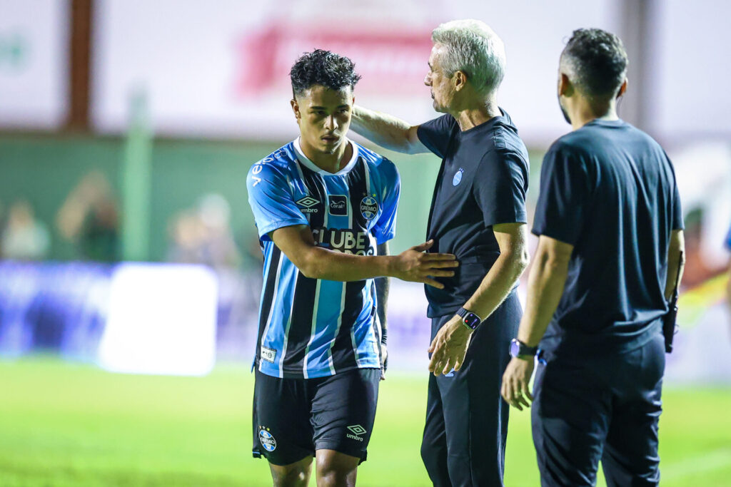 Luís Castro avisa após goleada e manda recado forte no Grêmio: “ninguém fica para trás”