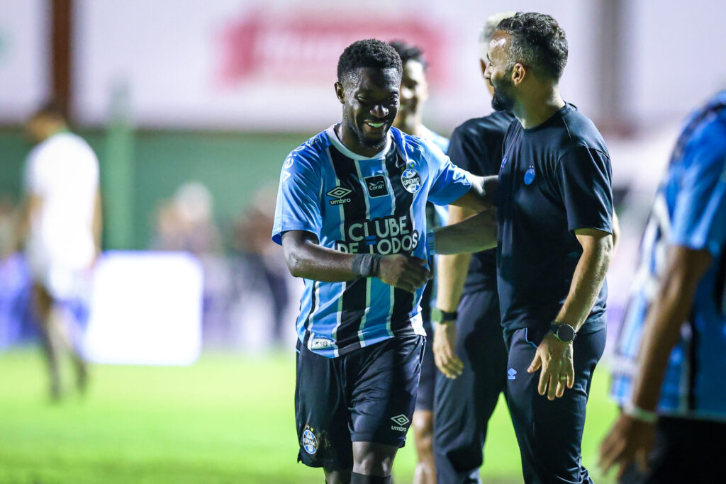 Gramado ruim, futebol afiado e recado claro: estreia do Grêmio anima e ganha aval de Luís Castro