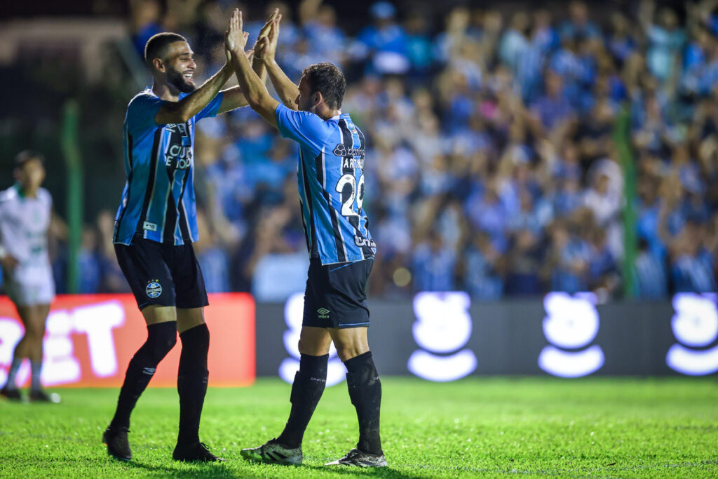 Após estreia, Luís Castro indica mudança de rumo no Grêmio