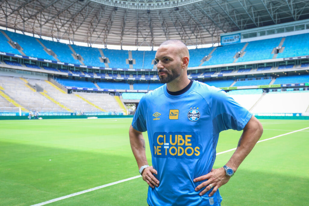 Weverton chega ao Grêmio com discurso forte e missão clara: “Tenho muita lenha para queimar”