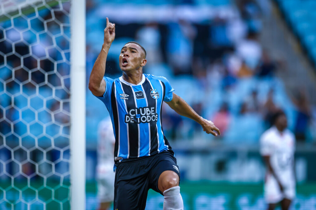 Grêmio se mexe nos bastidores e inicia conversas por renovação de artilheiro