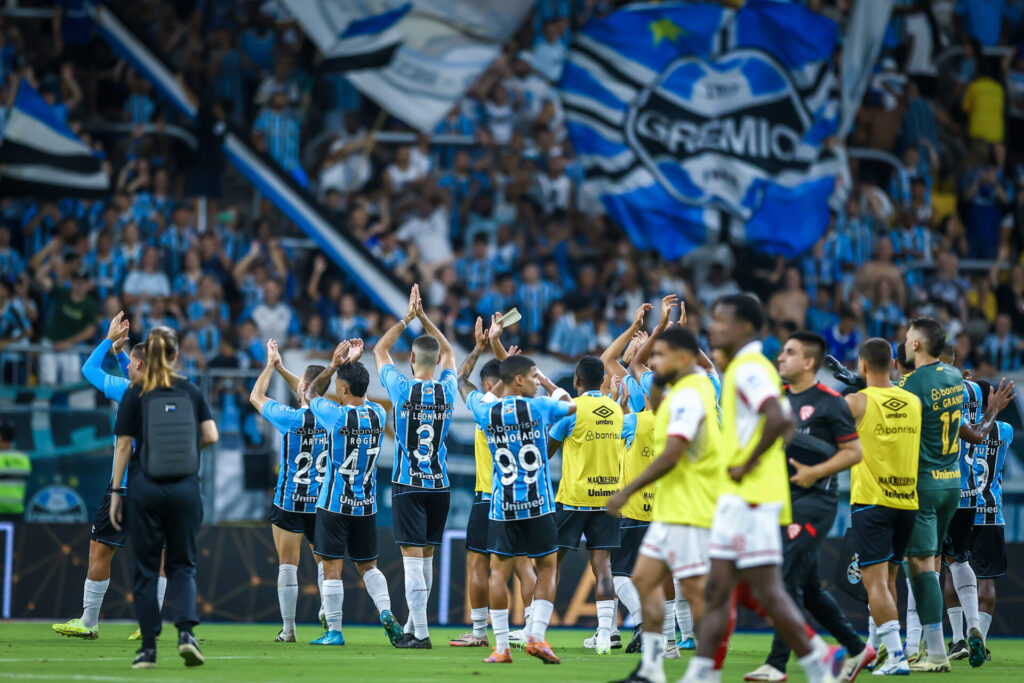 Grêmio atropela na Arena e Luís Castro manda recado para torcida: "Forma apaixonada com que vivem o Grêmio"