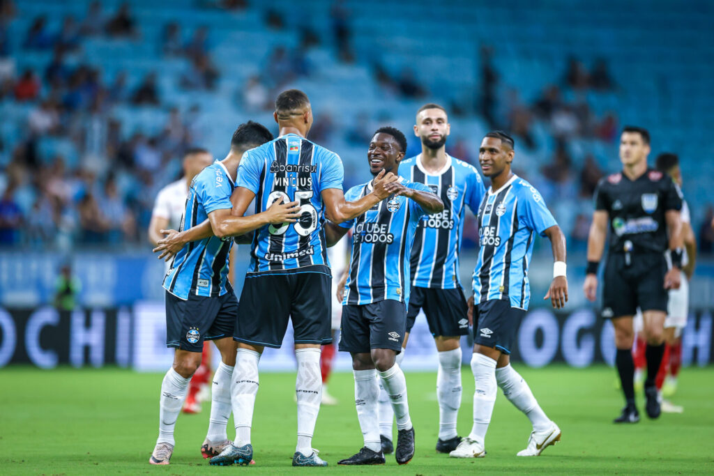 Grêmio atropela na Arena e Luís Castro manda recado para torcida: "Forma apaixonada com que vivem o Grêmio"