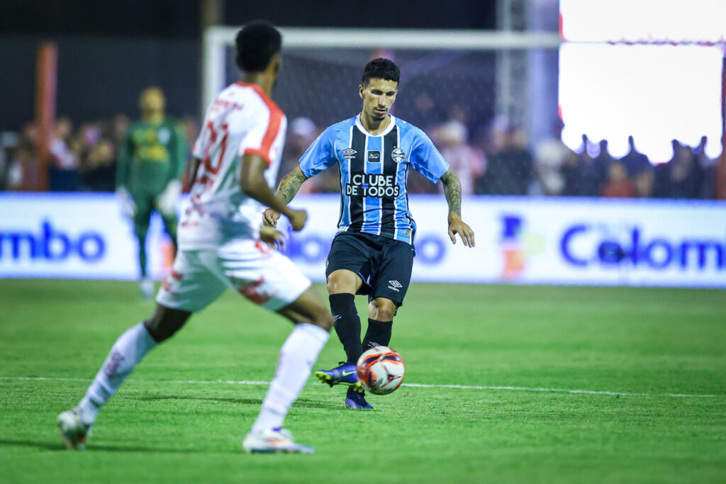 Grêmio resolve no segundo tempo, roda o elenco e dá recado antes do Gre-Nal