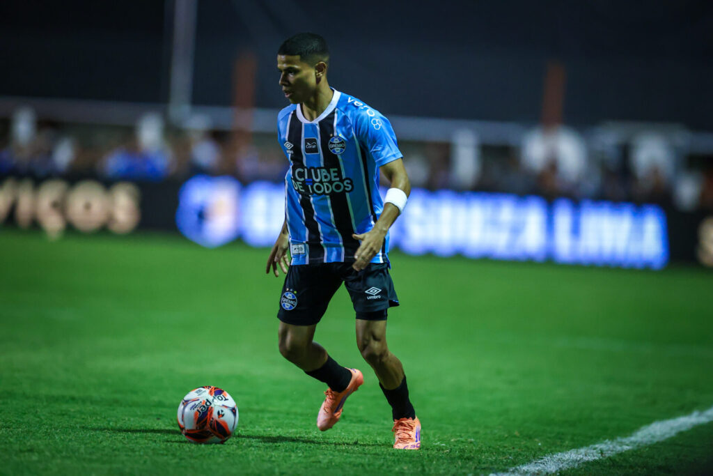 Grêmio resolve no segundo tempo, roda o elenco e dá recado antes do Gre-Nal