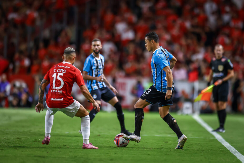 Lateral do Grêmio dispara contra presidente do Inter após derrota no Gre-Nal: "Compraram a arbitragem cedo"
