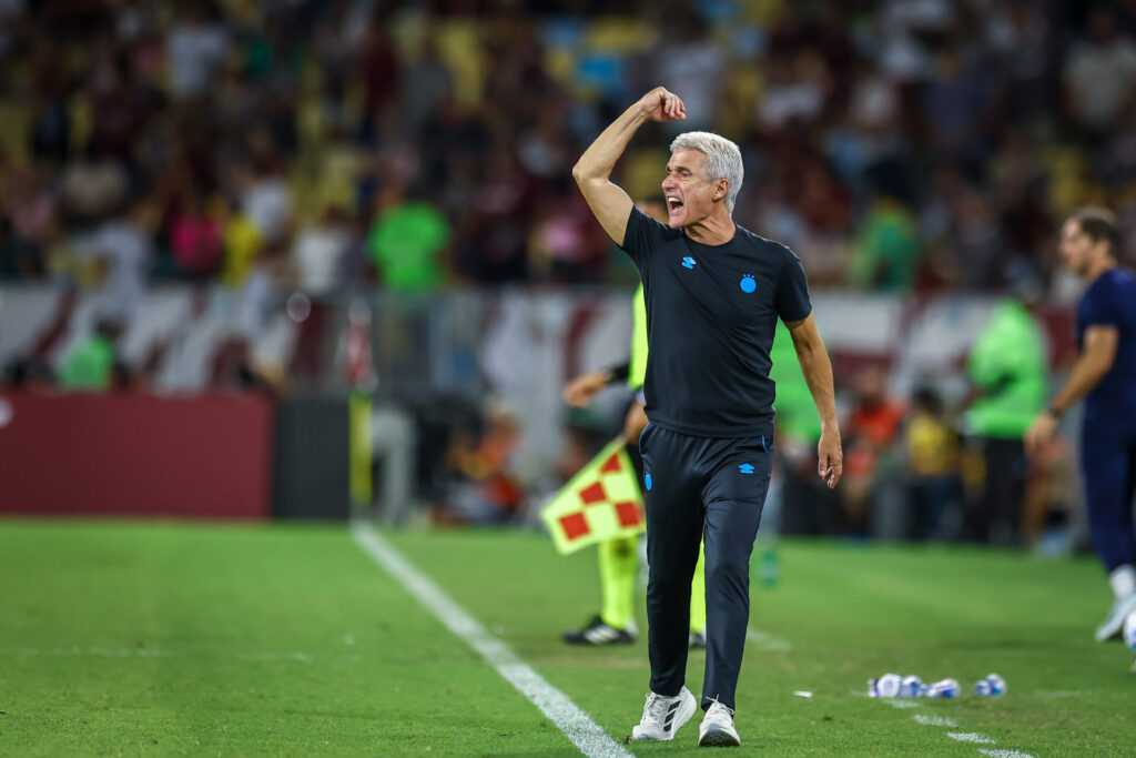 Luís Castro admite falhas, banca mudanças e manda recado no Grêmio: “Não somos ainda uma equipe estável”