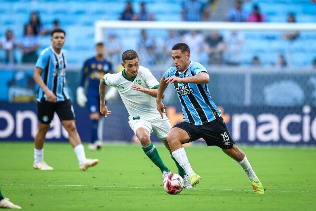 Luís Castro despista prioridades e deixa suspense no Grêmio: “Sempre o próximo jogo”