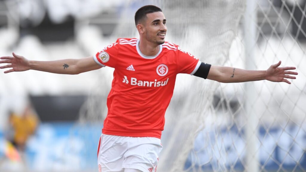 Ex-Inter abre o jogo e admite desejo de vestir o manto do Grêmio: "Porque não me levou..."