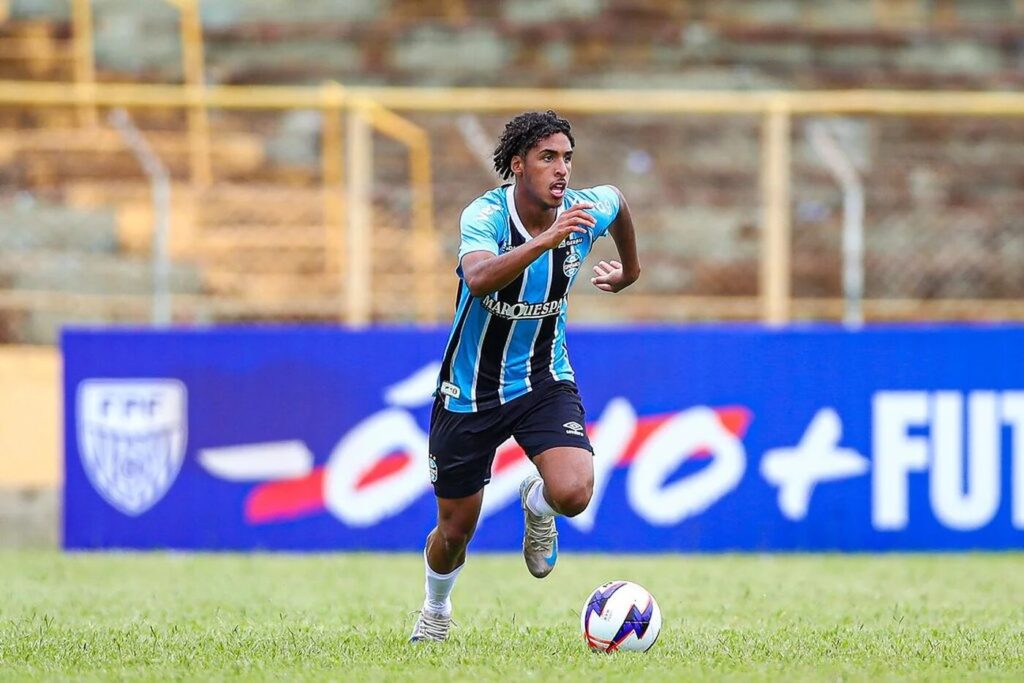 Grêmio aposta na base e chama lateral da Copinha para o time principal