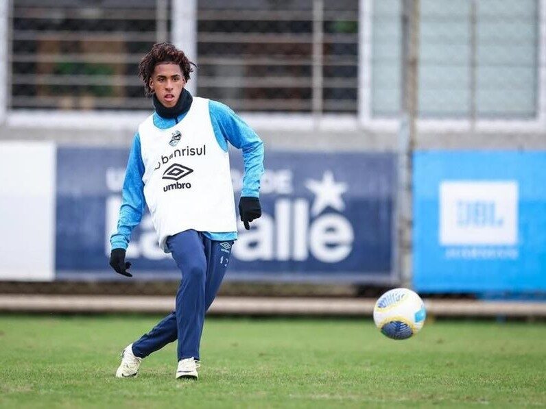 Grêmio aposta na base e chama lateral da Copinha para o time principal