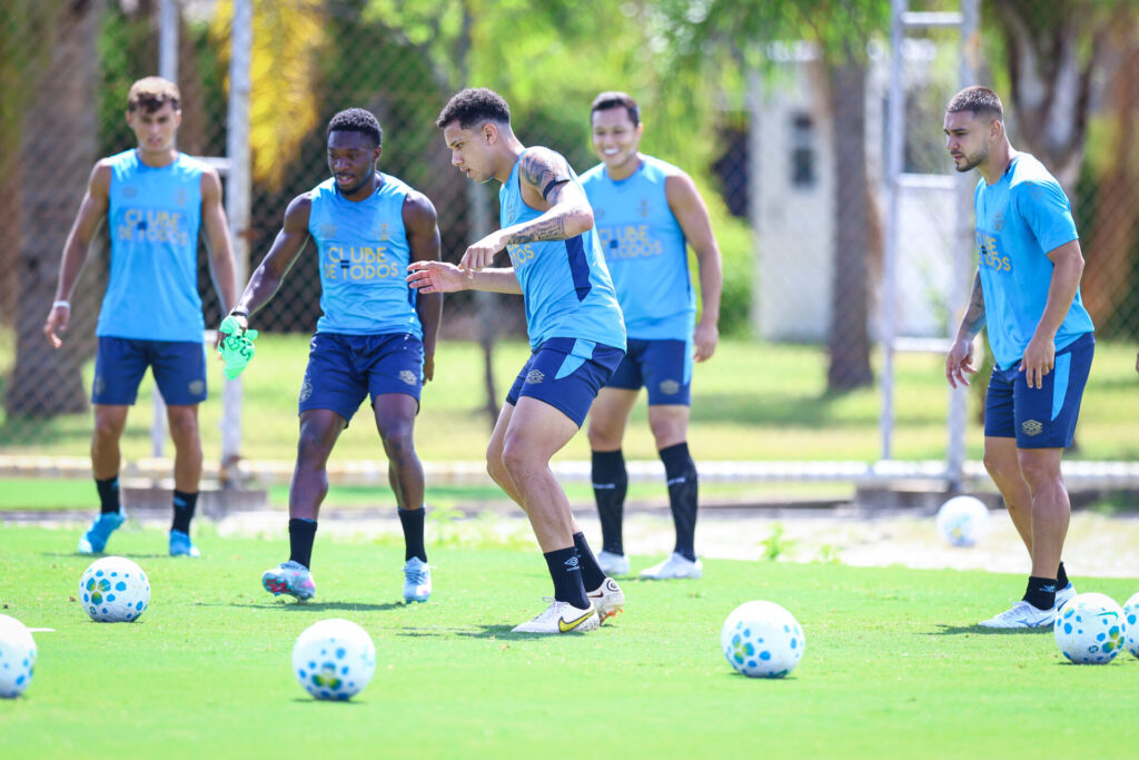 Peça-chave do Grêmio supera desgaste e deve reaparecer como titular contra o Botafogo