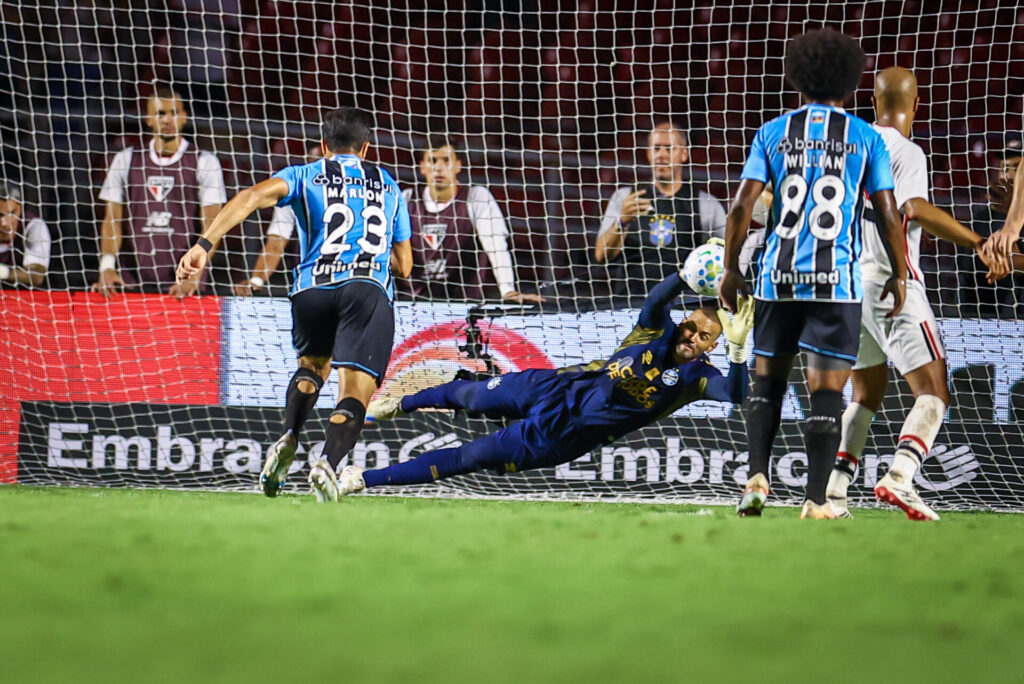 Derrota do Grêmio expõe problema antigo e coloca escolha de Luís Castro em xeque: "WO seria menos vergonhoso..."
