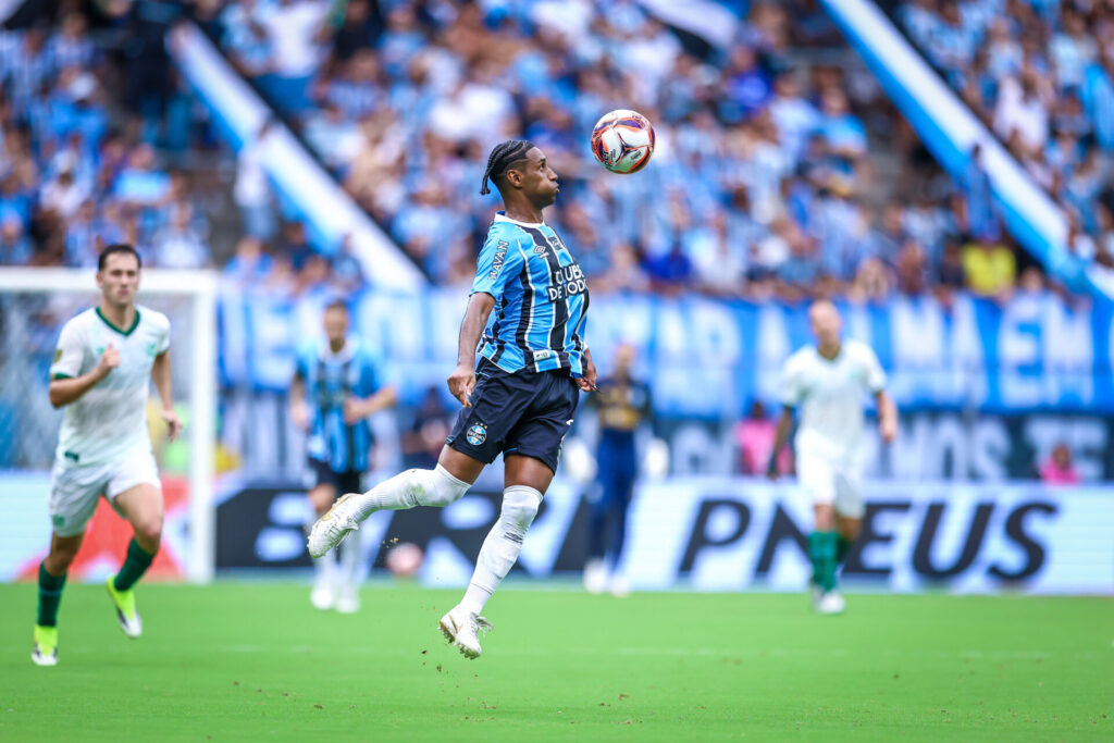 Mistério toma conta do meio campo do Grêmio e reforços voltam para decisão no Jaconi