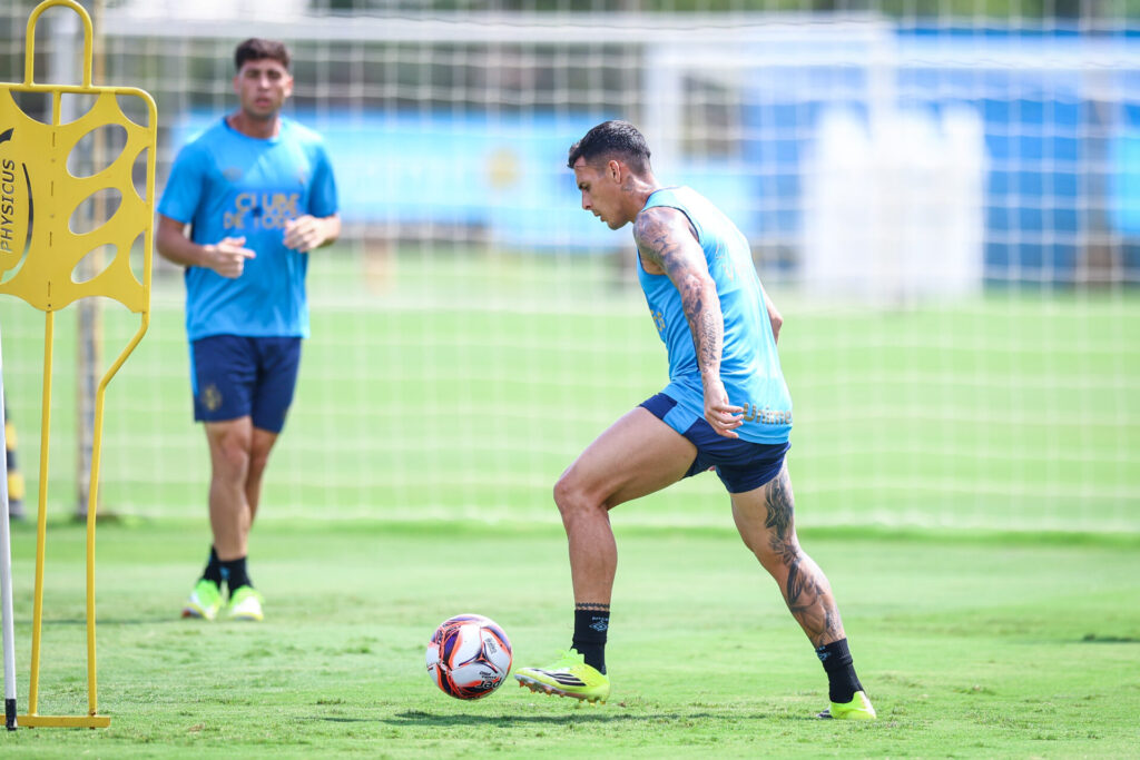 Volantes do Grêmio de R$ 55 milhões surpreende nos treinos