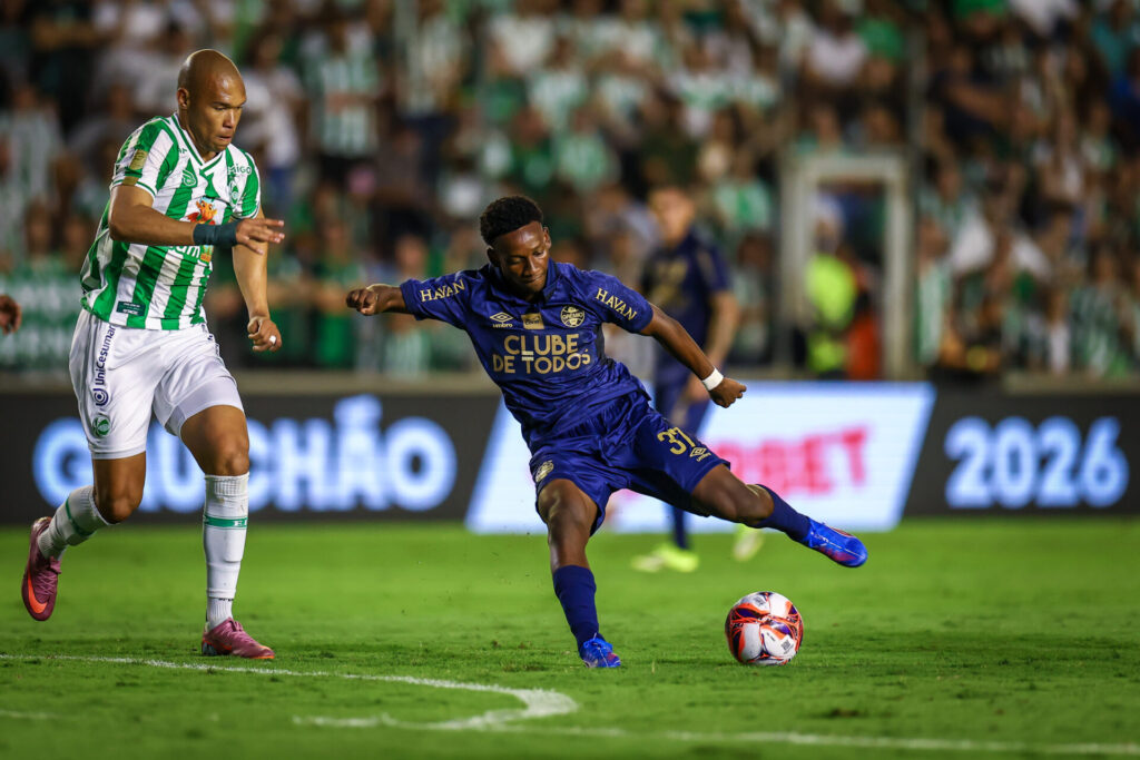 Base pronta para o clássico? Técnico do Grêmio abre o jogo sobre joias e manda recado antes do Gre-Nal