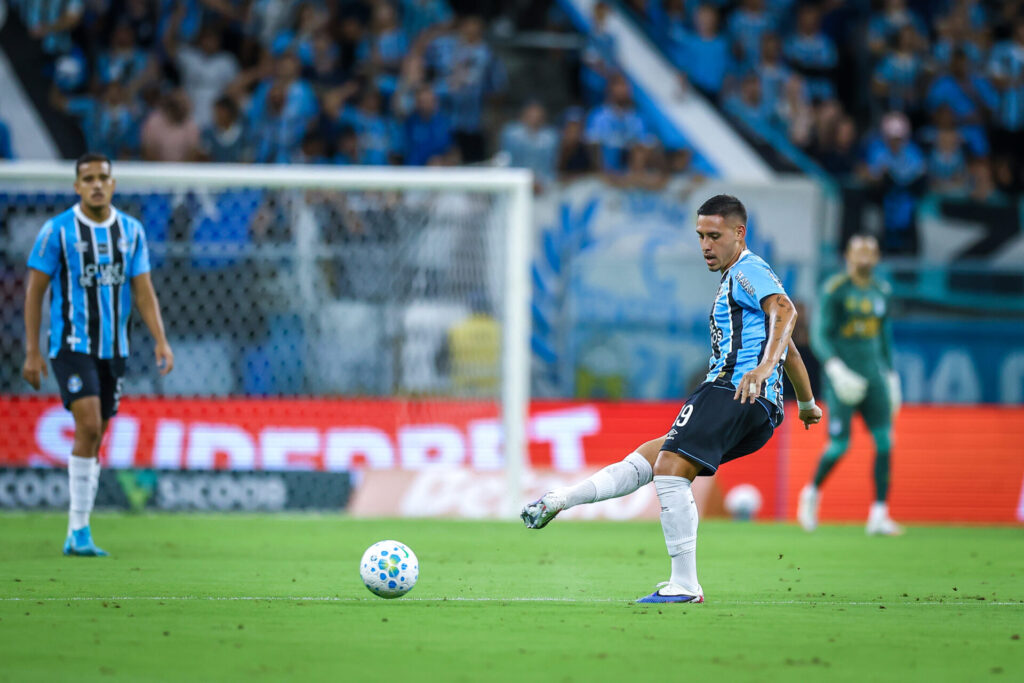 Marlon decide com pintura, Grêmio bate o Atlético-MG e ganha confiança antes do clássico