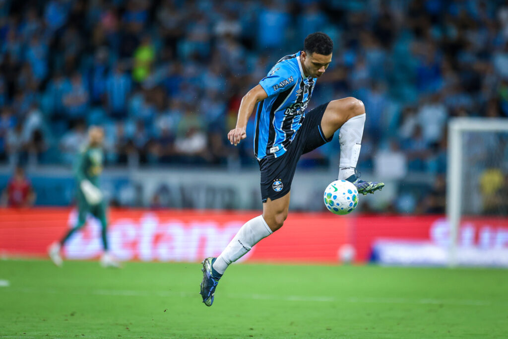 Peça improvável no Grêmio vira trunfo e técnico abre o jogo antes do Gre-Nal
