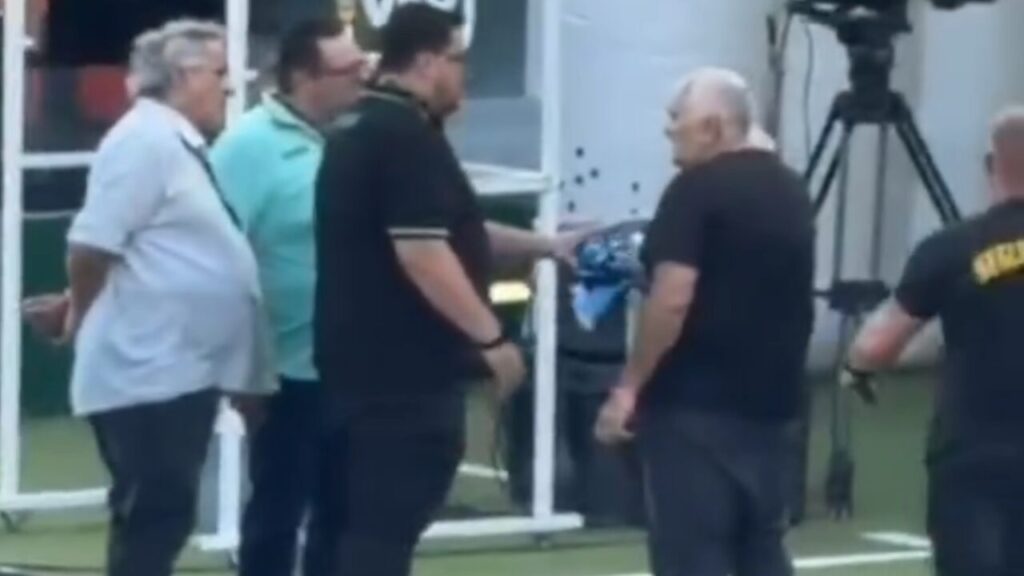 Camisa do Grêmio vira motivo de tensão com ídolo e cena termina em lágrimas