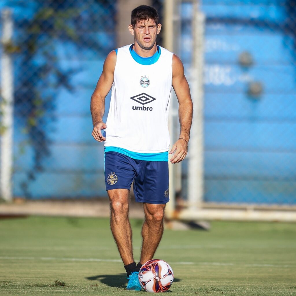 Jogador do Grêmio volta a treinar com bola e vira alternativa para Luís Castro contra o Botafogo