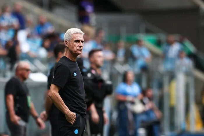  Luís Castro rebate críticas e vê Grêmio superior mesmo com empate